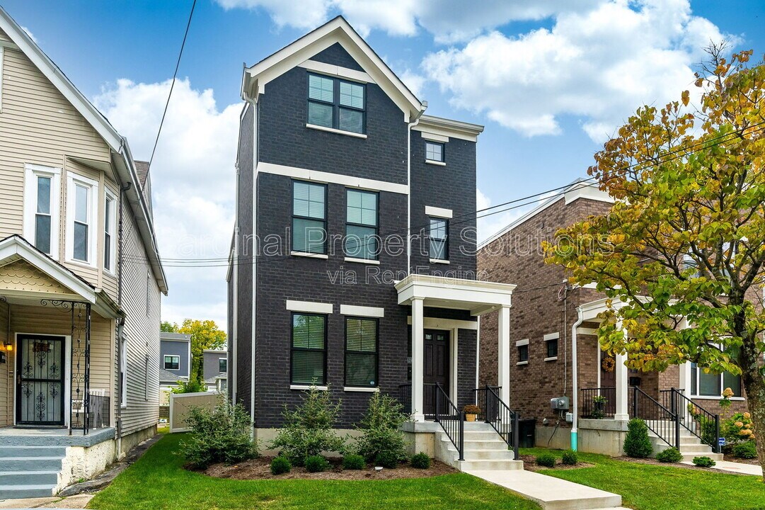 1619 Fairfax Ave in Cincinnati, OH - Foto de edificio