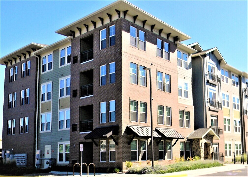 670 E Algonquin Rd in Schaumburg, IL - Building Photo