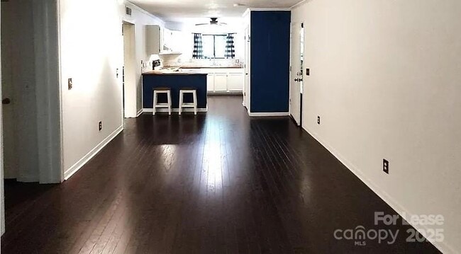19 Lake Dr in Hendersonville, NC - Building Photo - Building Photo