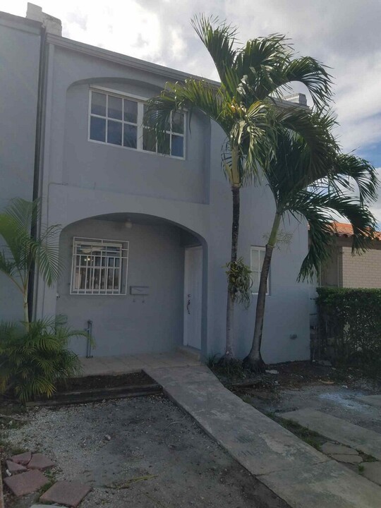 7194 W 17th Ct in Hialeah, FL - Building Photo