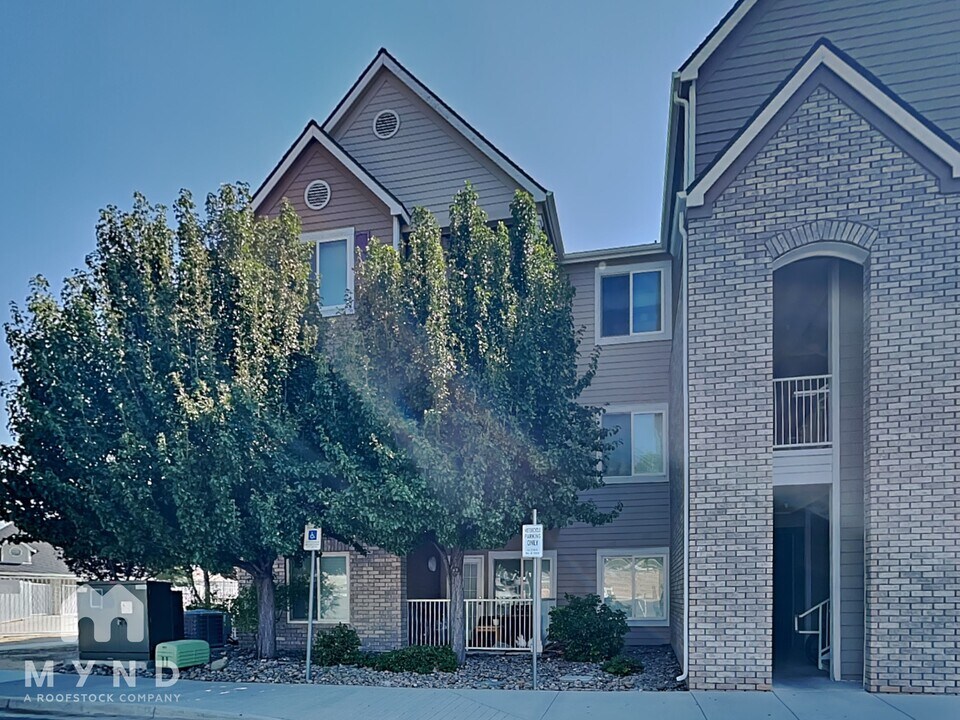 200 Talus Way in Reno, NV - Building Photo