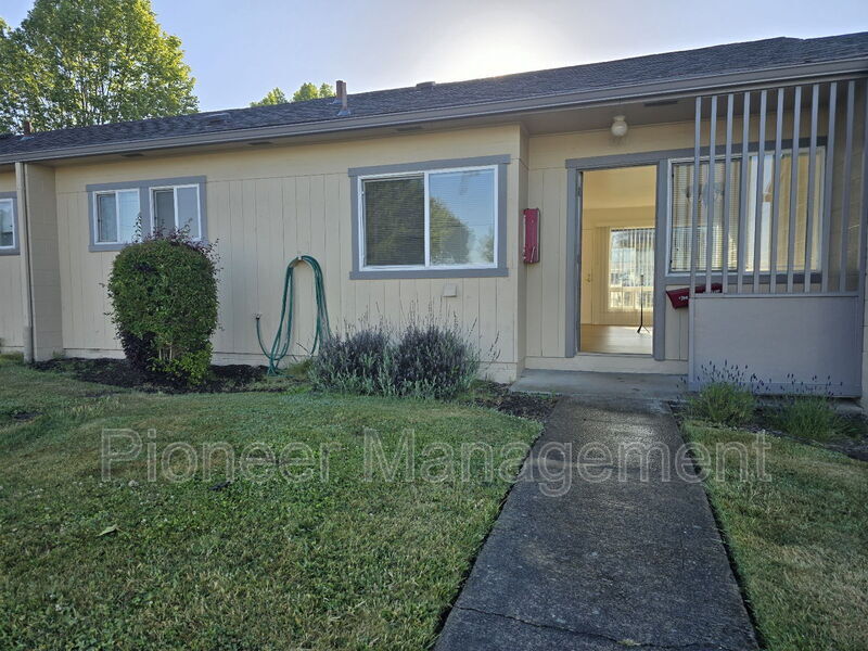 1663 NE Vine St in Roseburg, OR - Building Photo