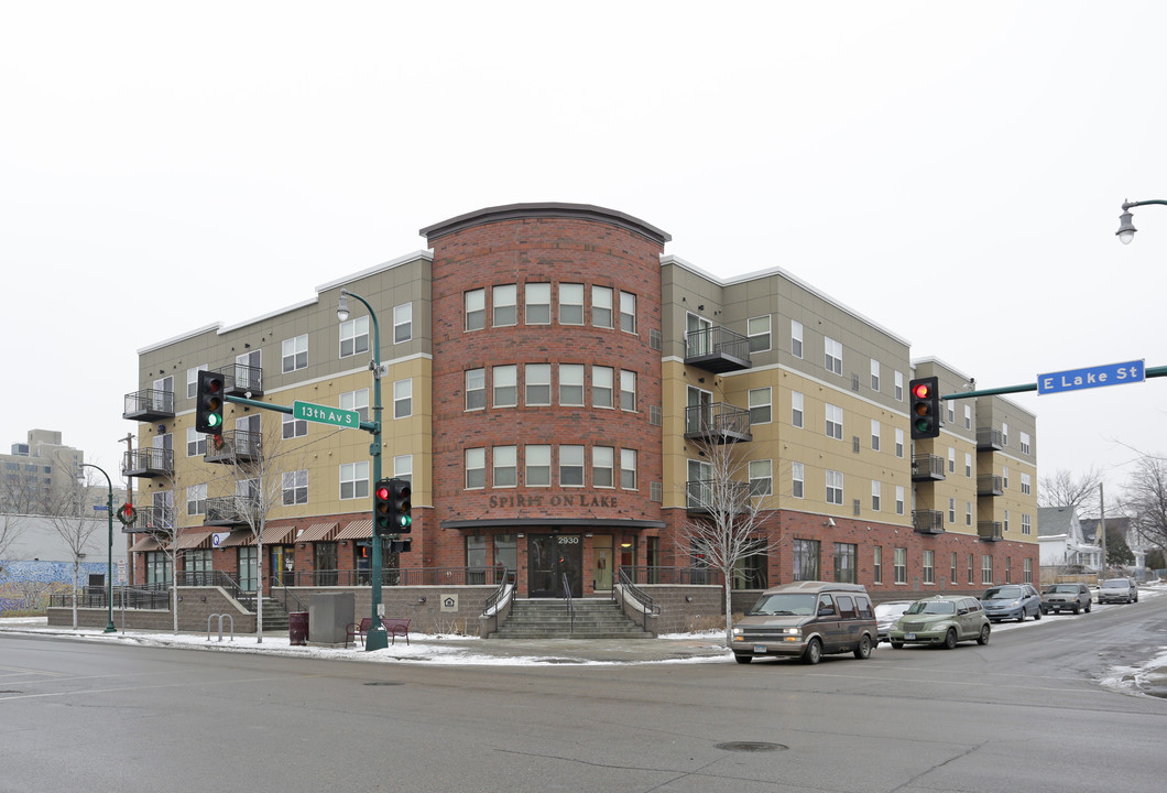 Spirit on Lake in Minneapolis, MN - Foto de edificio