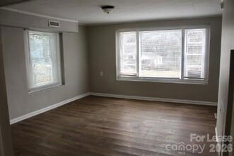 1204 W Mauney Ave in Gastonia, NC - Foto de edificio - Building Photo