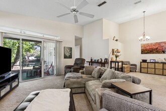 2059 Village Ln in Fernandina Beach, FL - Foto de edificio - Building Photo