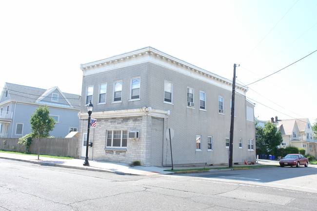 665 Roosevelt Ave in Carteret, NJ - Building Photo - Building Photo