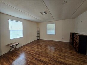 55646 Carl St, Unit D19 in Astor, FL - Foto de edificio - Building Photo