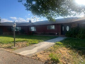 61 CA-33 in Newman, CA - Building Photo