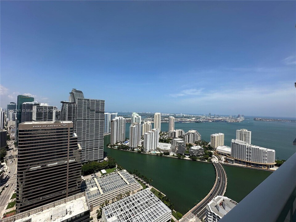 950 Brickell Bay Dr in Miami, FL - Building Photo