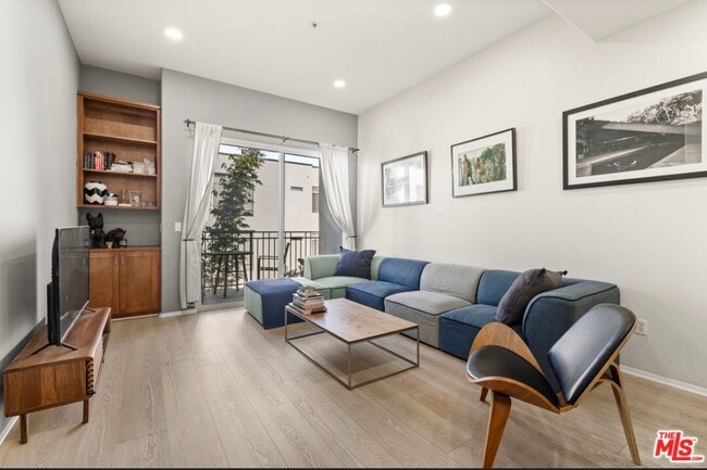 property at 4060 Glencoe Ave