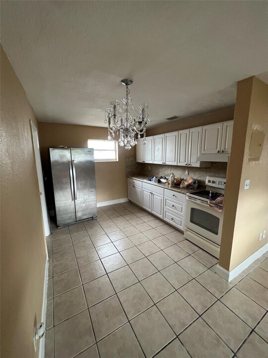 2015 NW 28th St in Oakland Park, FL - Building Photo