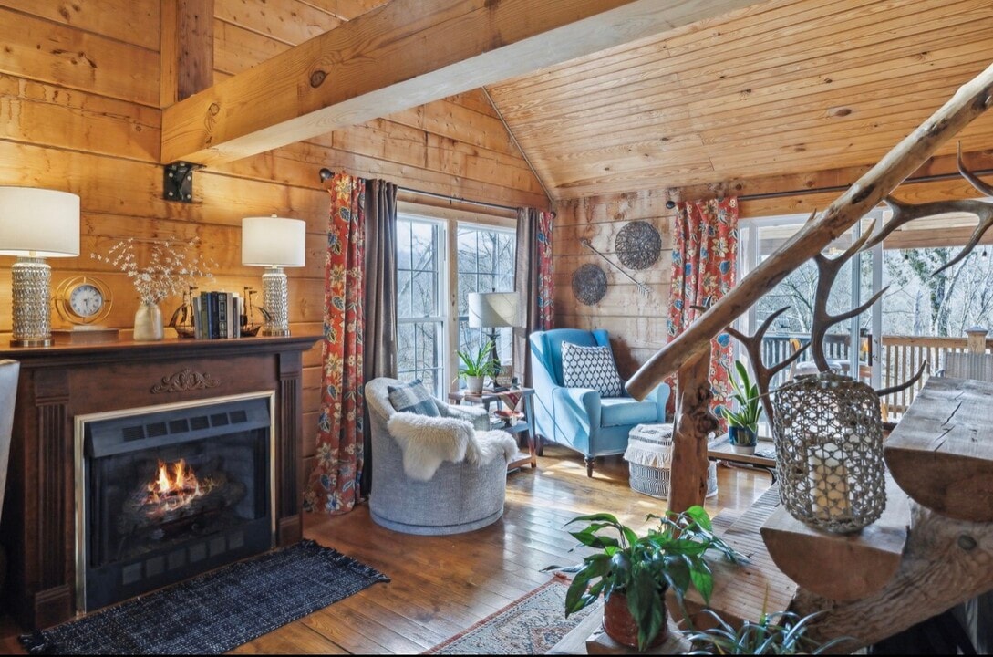 6823 Piney River Road in Bon Aqua, TN - Foto de edificio