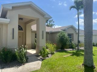 1073 Rose Garden Rd in Cape Coral, FL - Foto de edificio