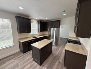 281 Hometown Pkwy in Kyle, TX - Building Photo - Building Photo