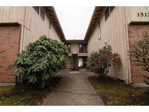 1512 SE Hawthorne Blvd in Portland, OR - Foto de edificio - Building Photo