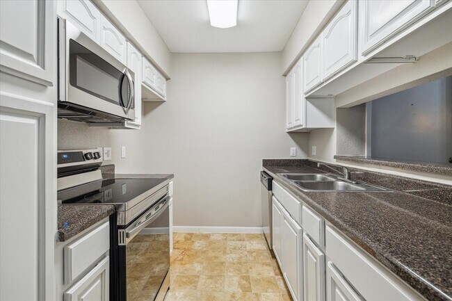 3085 Walnut Bend Ln in Houston, TX - Building Photo - Building Photo