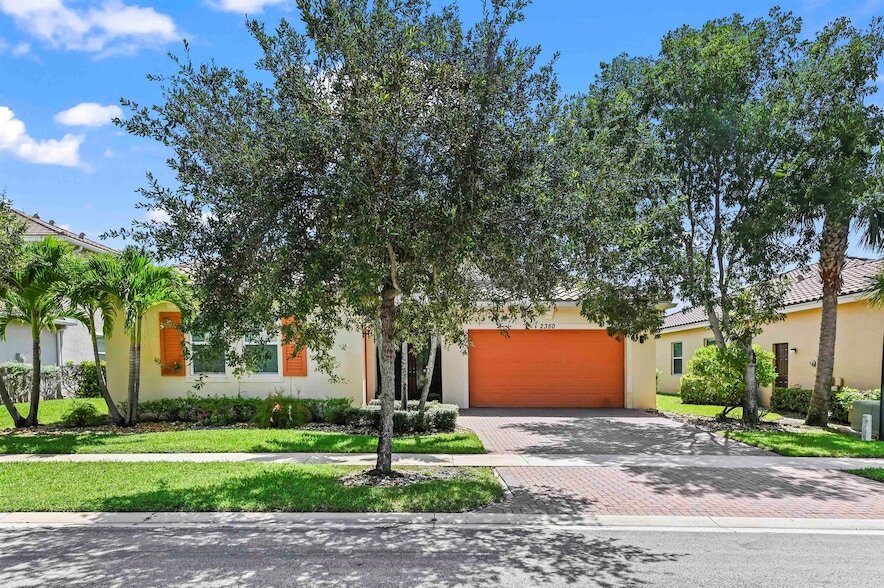2350 Bellarosa Circle in West Palm Beach, FL - Building Photo