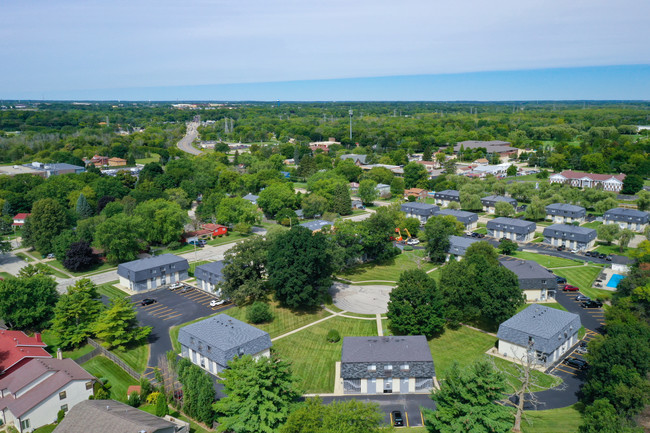 Carriage House Apartments LLC in Gurnee, IL - Building Photo - Building Photo