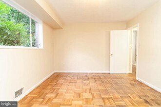 10500 Montrose Ave in Bethesda, MD - Building Photo - Building Photo