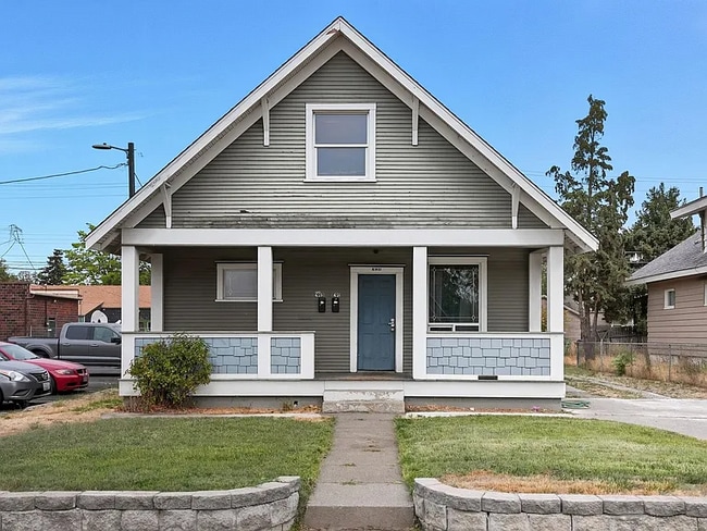 property at 911 E Illinois Ave