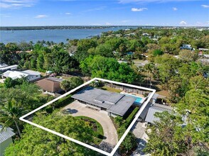 530 S Manor Dr in Stuart, FL - Building Photo - Building Photo