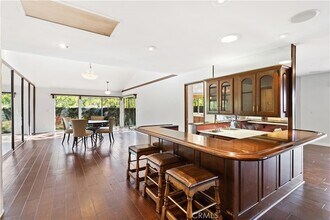 3713 Dellvale Pl, Unit 504 in Los Angeles, CA - Building Photo - Building Photo