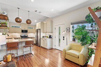 2205 S L Davis Ave in Austin, TX - Building Photo - Building Photo