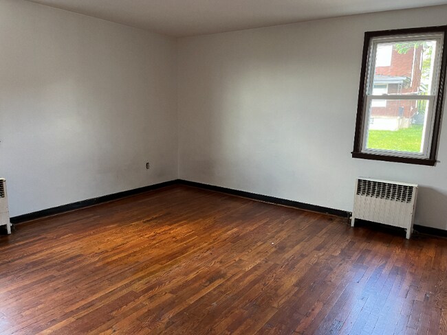 210 Locust St, Unit 3 in Mount Oliver, PA - Building Photo - Building Photo