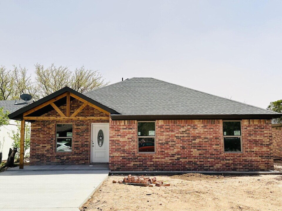 1106 3rd St in Abernathy, TX - Building Photo