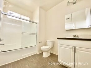 251 Robinson St, Unit 105 in Los Angeles, CA - Foto de edificio - Building Photo