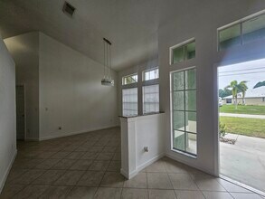 3215 SE Pinto St in Port St. Lucie, FL - Foto de edificio - Building Photo
