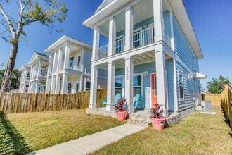 1000 W Main St in Pensacola, FL - Building Photo - Building Photo