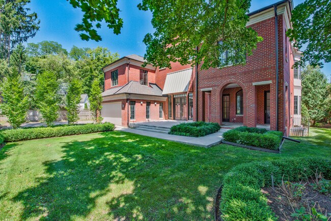 200 Aspen Rd in Birmingham, MI - Building Photo - Building Photo