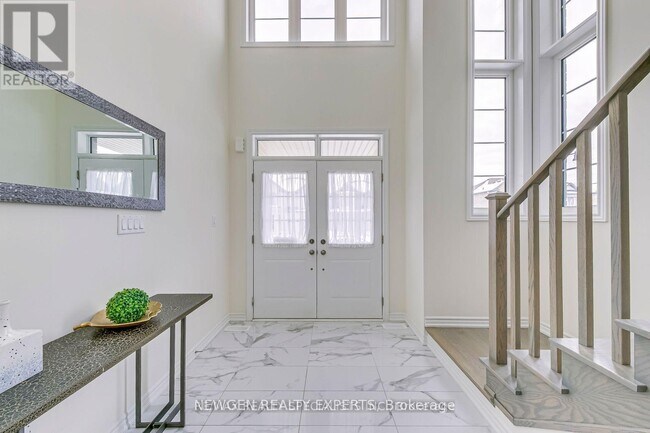 328 Valleyway Dr in Brampton, ON - Building Photo - Building Photo