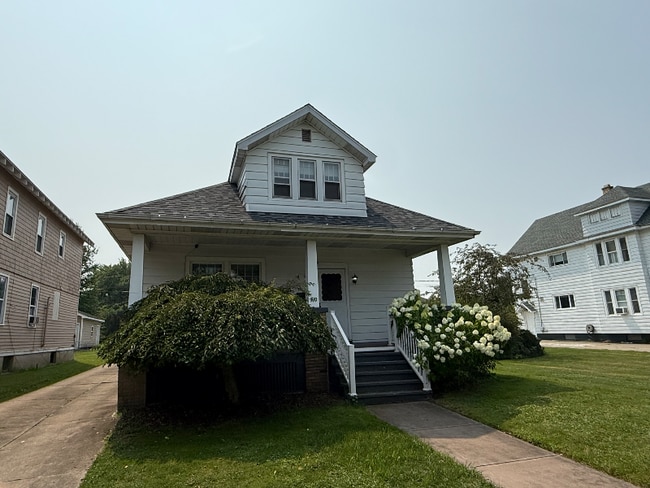 710 Eleanor Pl
