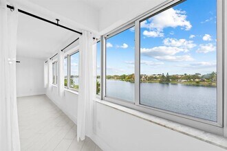 877 NE 195th St in North Miami Beach, FL - Building Photo - Building Photo