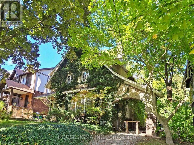 11 Oswald Crescent in Toronto, ON - Building Photo - Building Photo