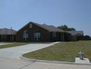 1718 Tina Marie Rd in Arlington, TX - Building Photo - Building Photo