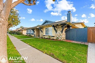 7572 Amazon Dr in Huntington Beach, CA - Building Photo - Building Photo