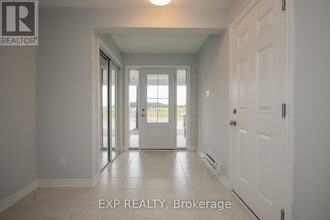 2004 Leinster Cir in Ottawa, ON - Building Photo - Building Photo