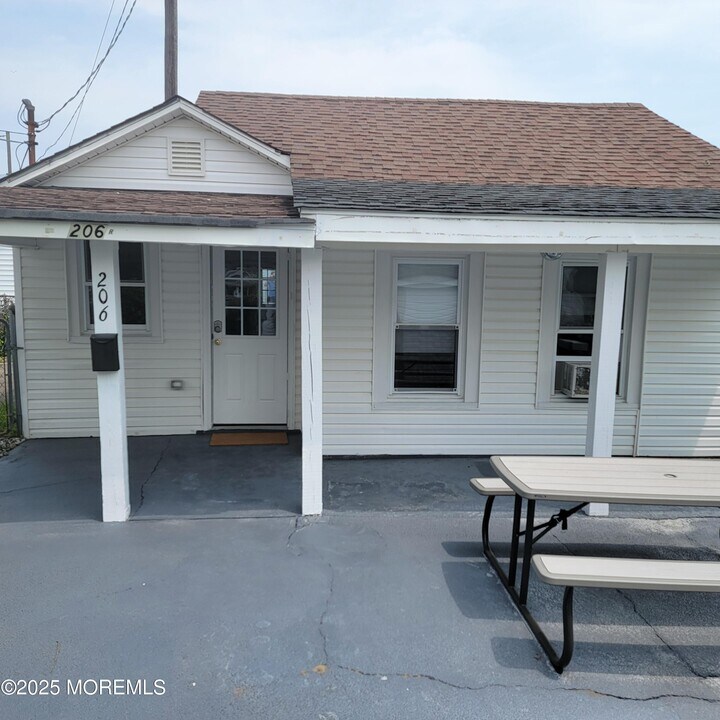 206 16th Ave in Belmar, NJ - Foto de edificio