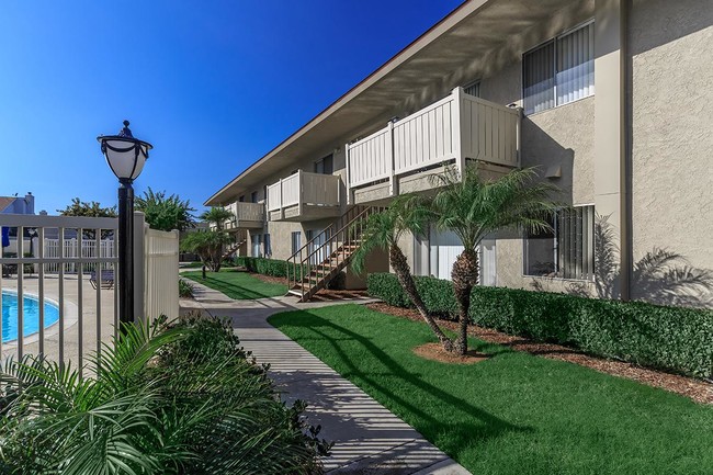 The Monrovia Apartment Homes in Costa Mesa, CA - Foto de edificio - Building Photo