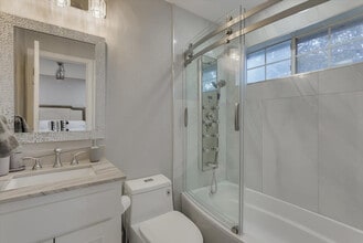 2010 Indian Trail in Rowlett, TX - Foto de edificio - Building Photo