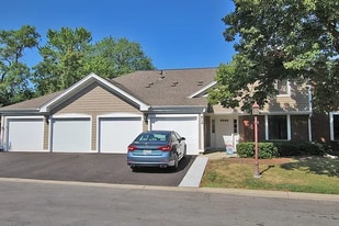 404 Sandalwood Ln, Unit #B1 in Schaumburg, IL - Building Photo