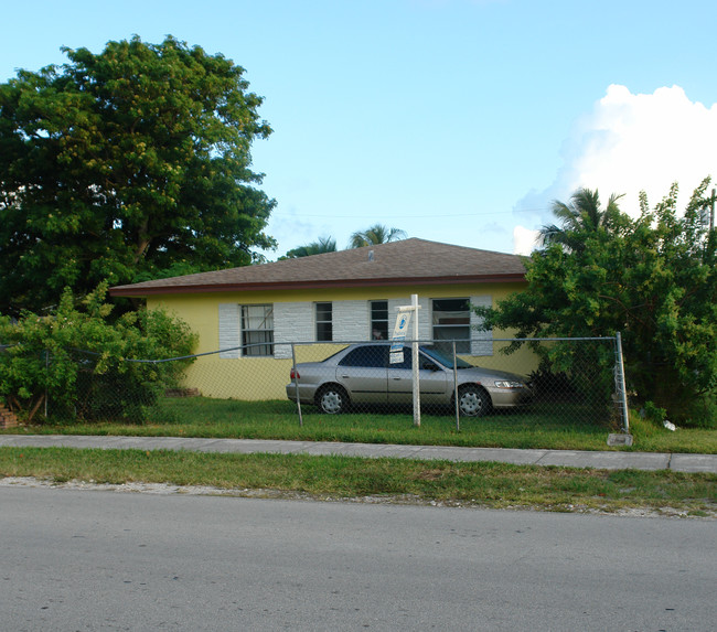 1215 NE 111th St in Miami, FL - Foto de edificio - Building Photo