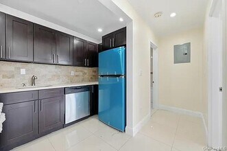 64-64 Wetherole St in Queens, NY - Foto de edificio - Building Photo