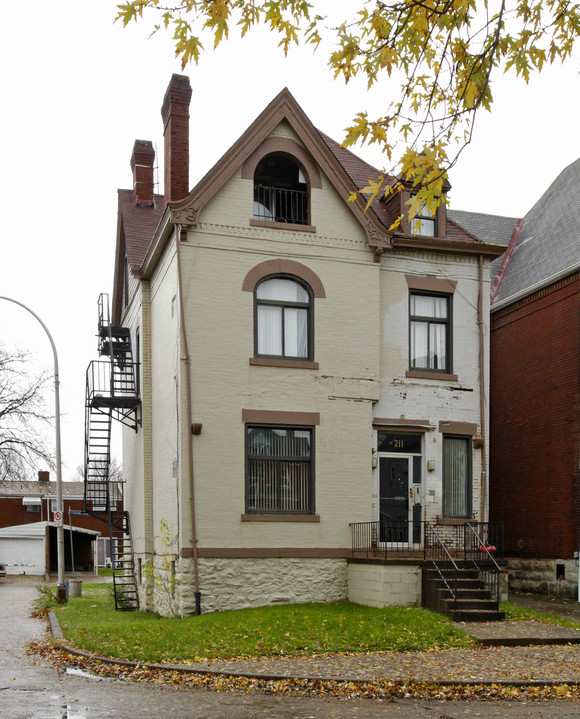 211 S St Clair St in Pittsburgh, PA - Foto de edificio