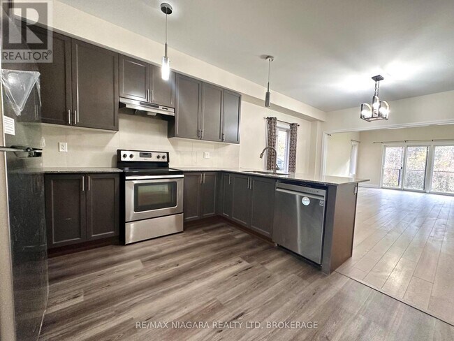 102 Cannery Dr in Niagara-On-The-Lake, ON - Foto de edificio - Building Photo