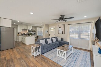 130 N Lorraine Dr in Mary Esther, FL - Building Photo - Building Photo