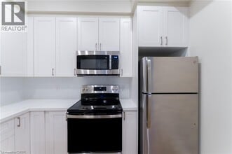 100 Charlton Ave W in Hamilton, ON - Building Photo - Building Photo